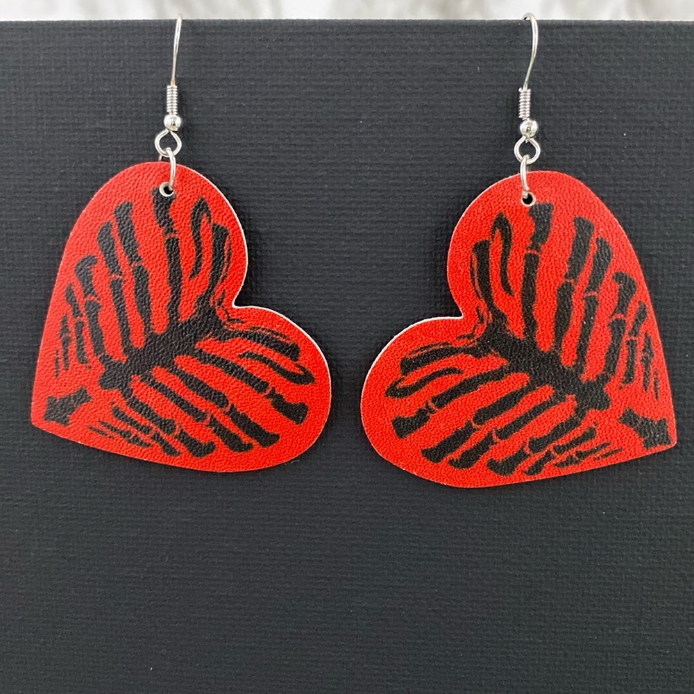 🎉3/$25🎉 Rib Cage Heart Dangle Tear Drop Earrings